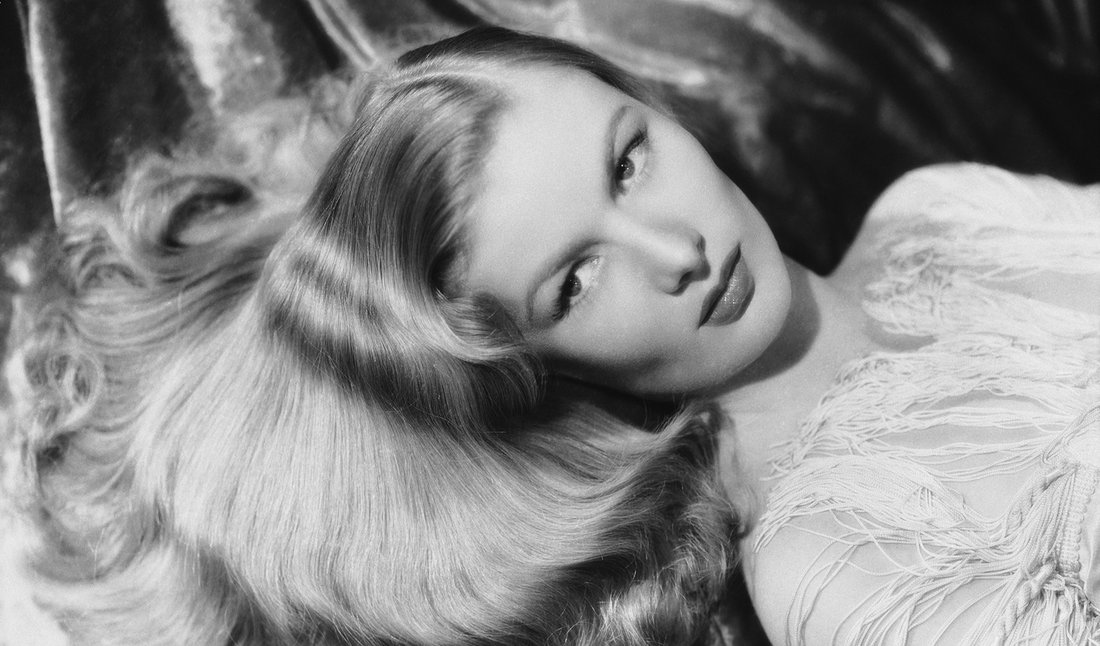 veronica-lake-woman-behind-the-hair