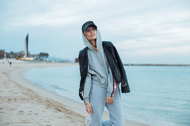 How-to-Dress-like-an-Off-Duty-Supermodel-casual-sweats-on-beach