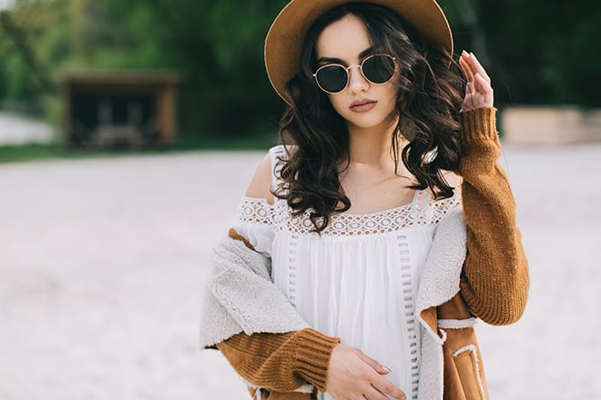 how-to-wear-boho-chic-fashion-boho-girl-in-a-field-2