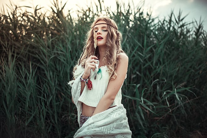 how-to-wear-boho-chic-fashion-boho-girl-in-a-field