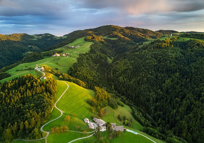 slovenia-countryside-walking-relaxation