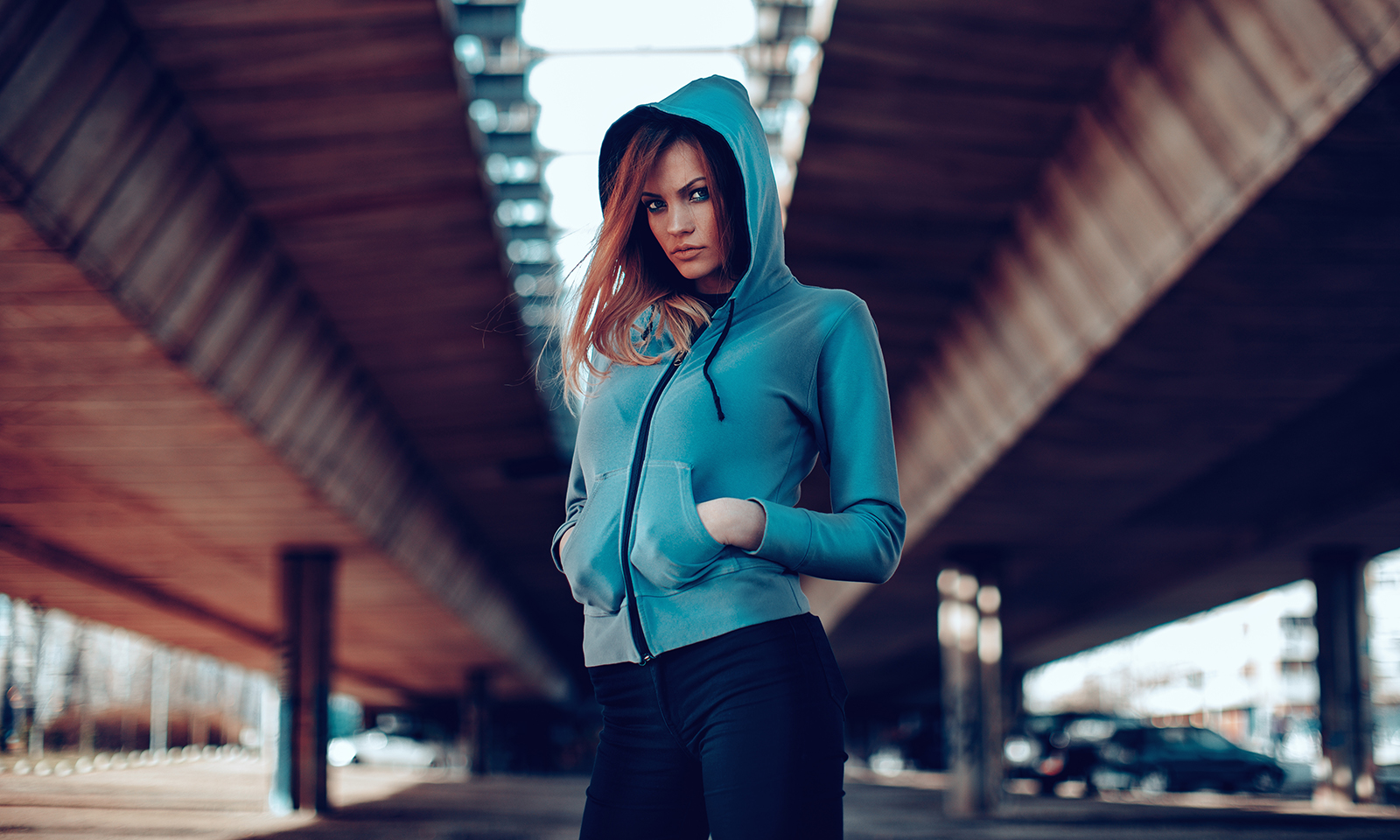 woman-in-athletic-sweatshirt-runner-workout