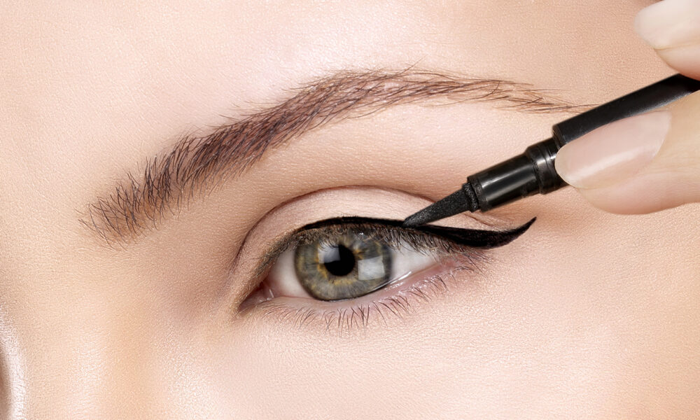 woman-applying-black-eyeliner