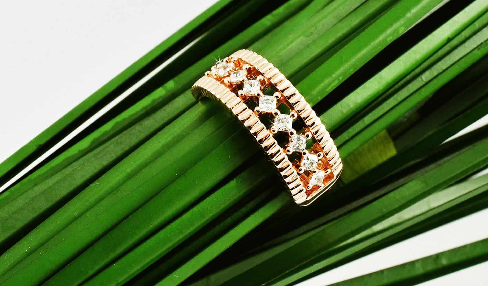 ring on the green leaf