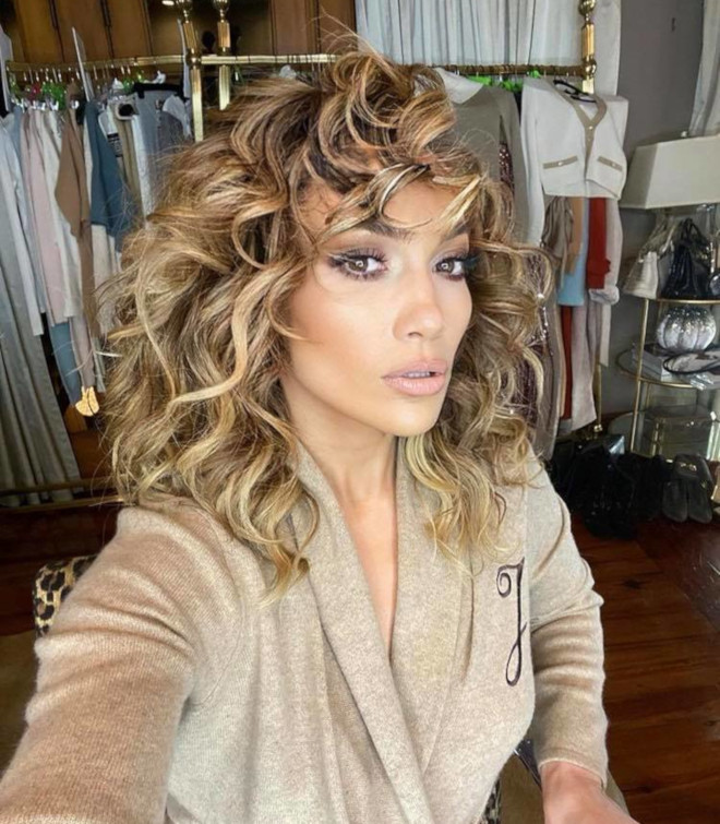 sexy curly hairstyles by j lo to bring out your bombshell