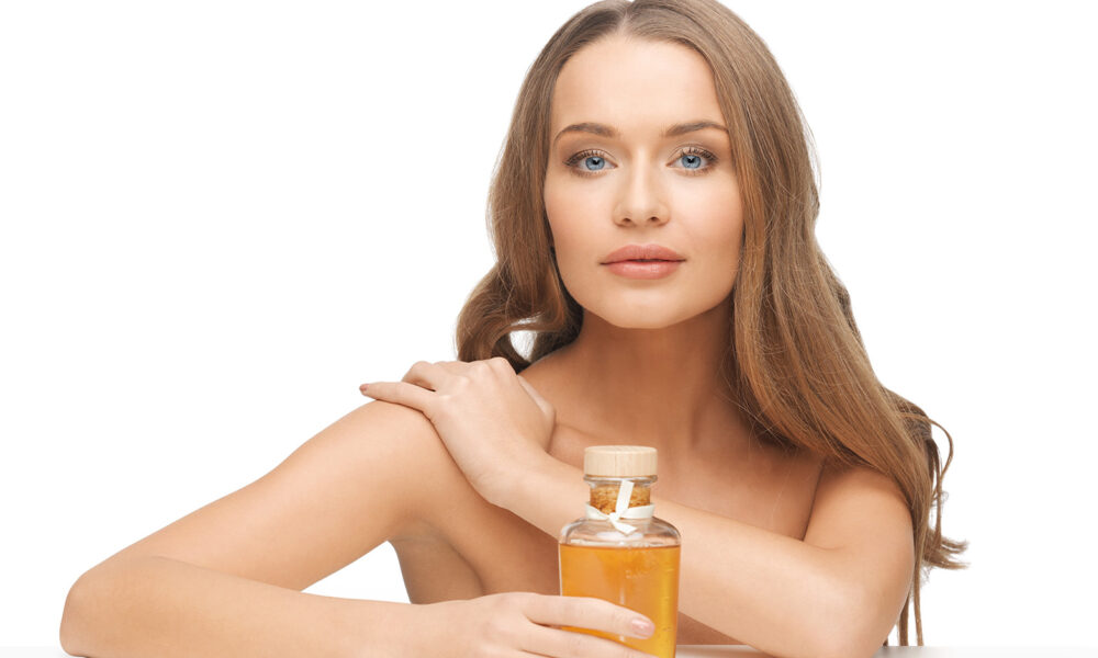 dos-for-a-smooth-decollatage-woman-holding-oil-main-image