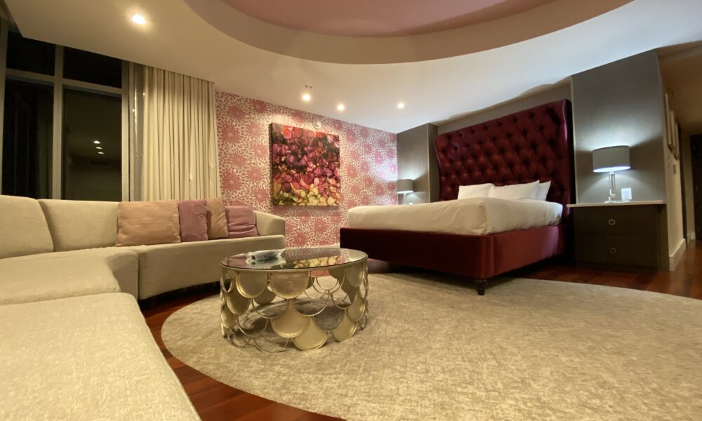 asheville-north-carolina-hyatt-place-bridal-suite-pink-room-main-image