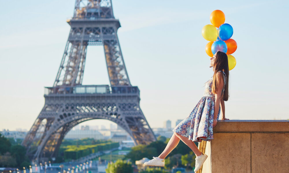 instagram-influencers-worth-your-attention-main-image-woman-with-balloons-in-paris