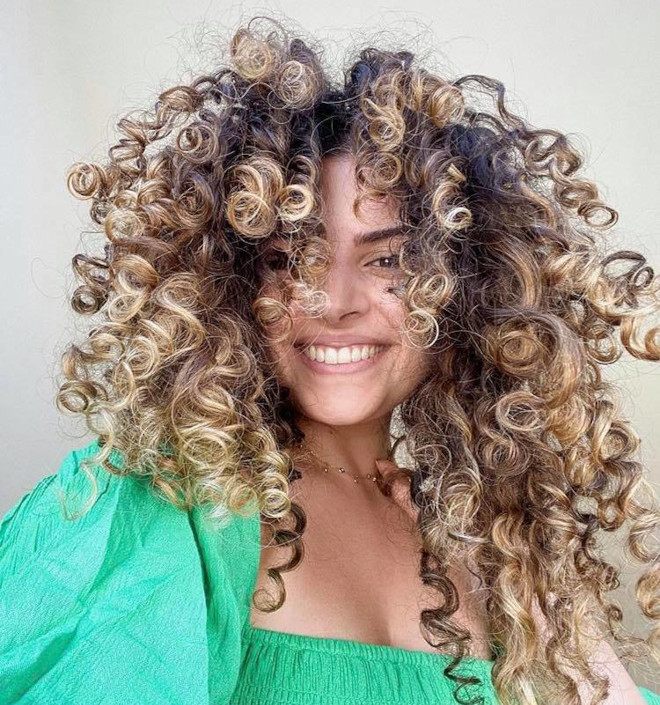 refresh your curls with pintura highlights