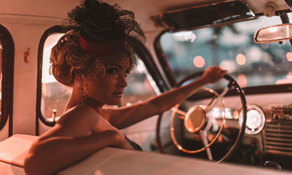 dress-more-elegant-woman-in-fancy-hat-in-car