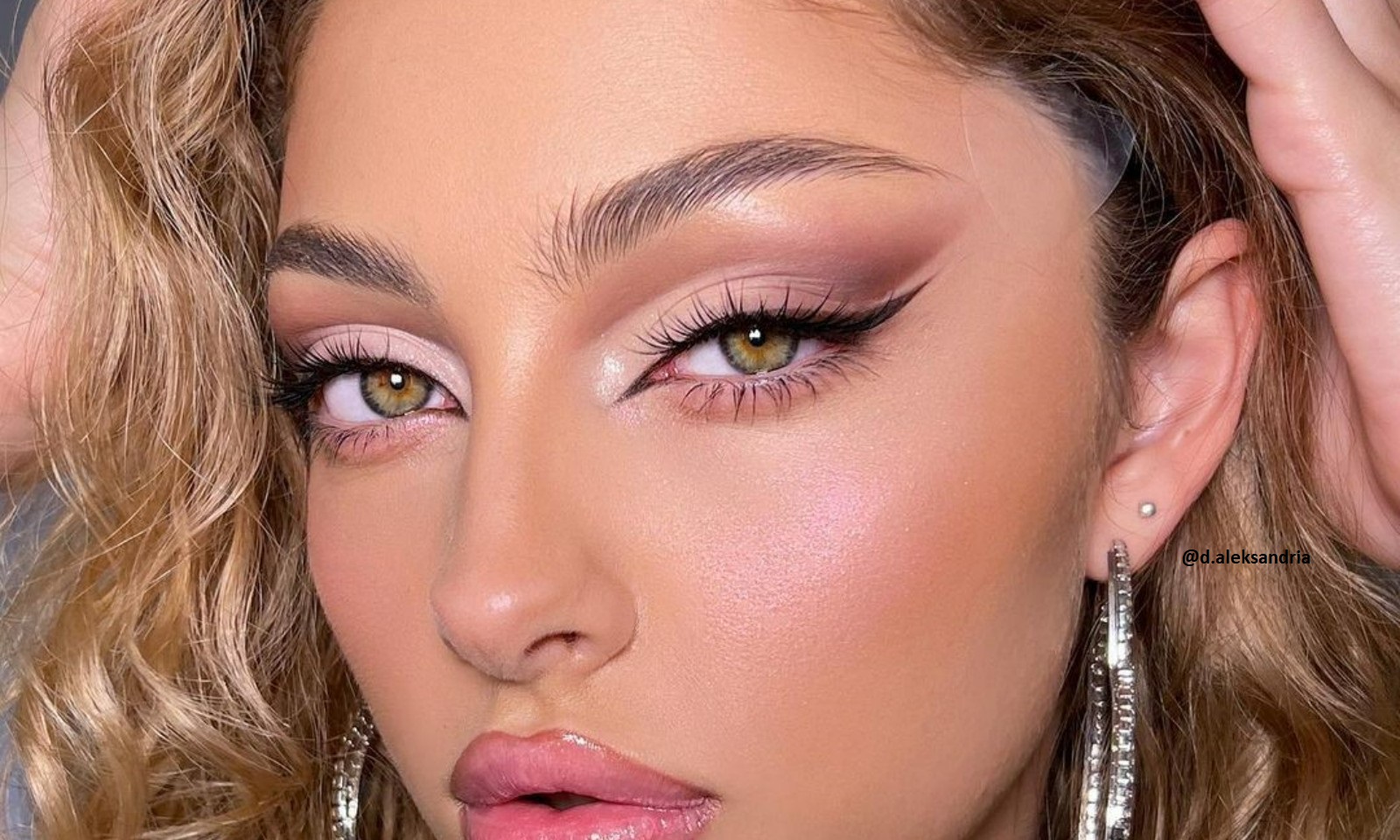 Summer 2020 Makeup Looks: Bright Eyes Where It's At - Scentbird