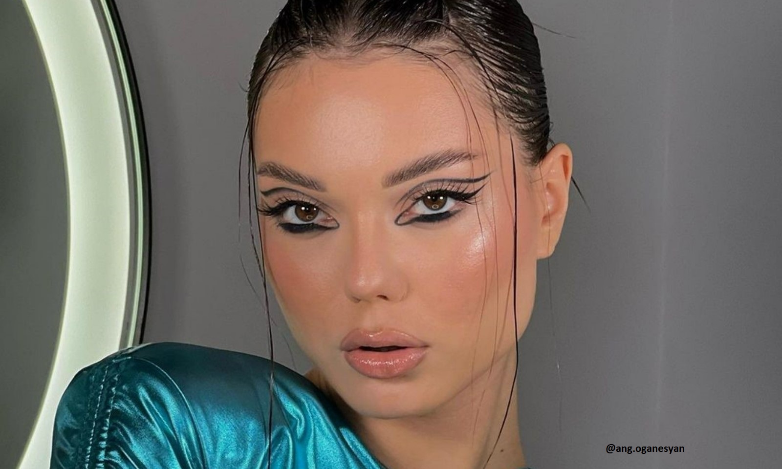 Celebrate New Year With These 7 Minimal Makeup Looks 4 (1)