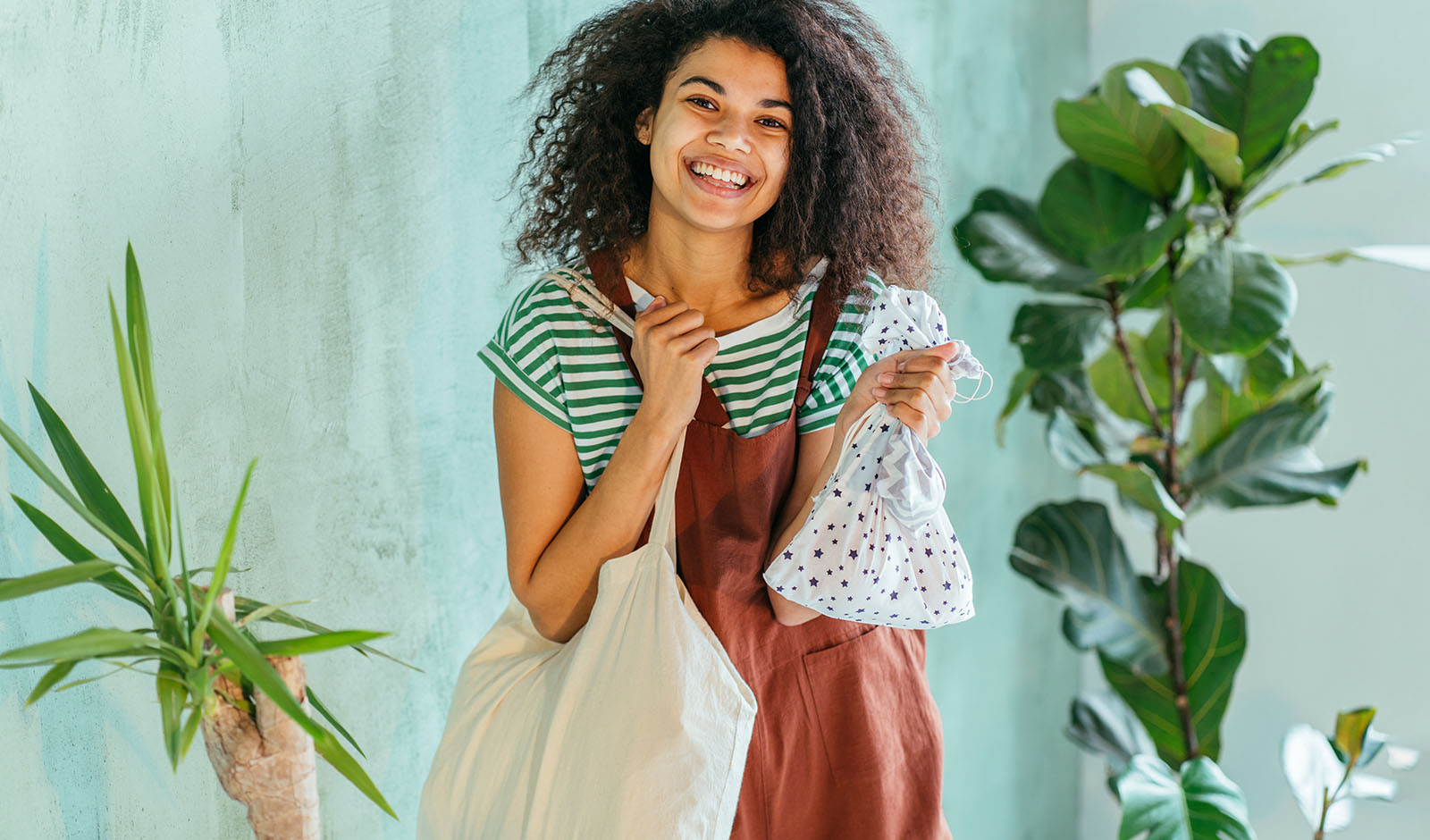 happy-woman-going-shopping