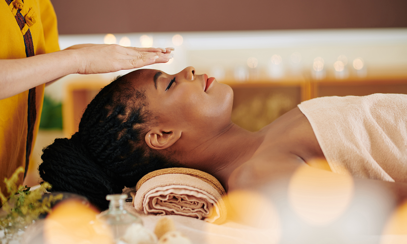 how-to-learn-reiki-woman-on-table-having-reiki-done-on-her