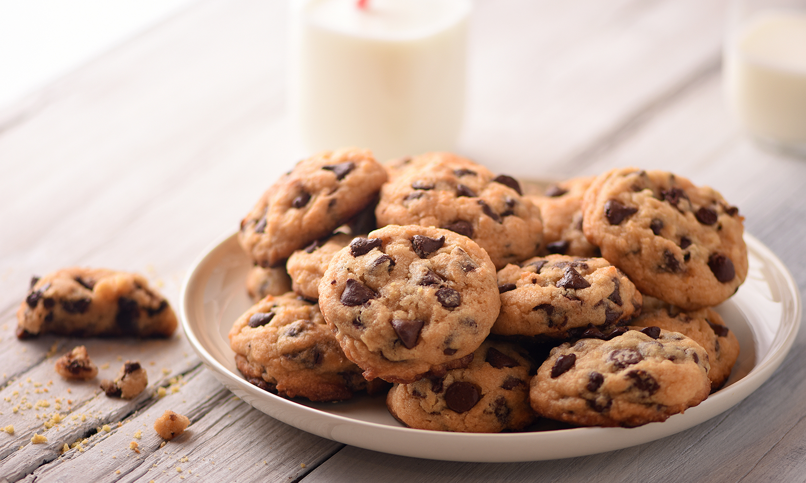 are-all-cookies-gluten-free-plate-of-chocolate-chip-cookies