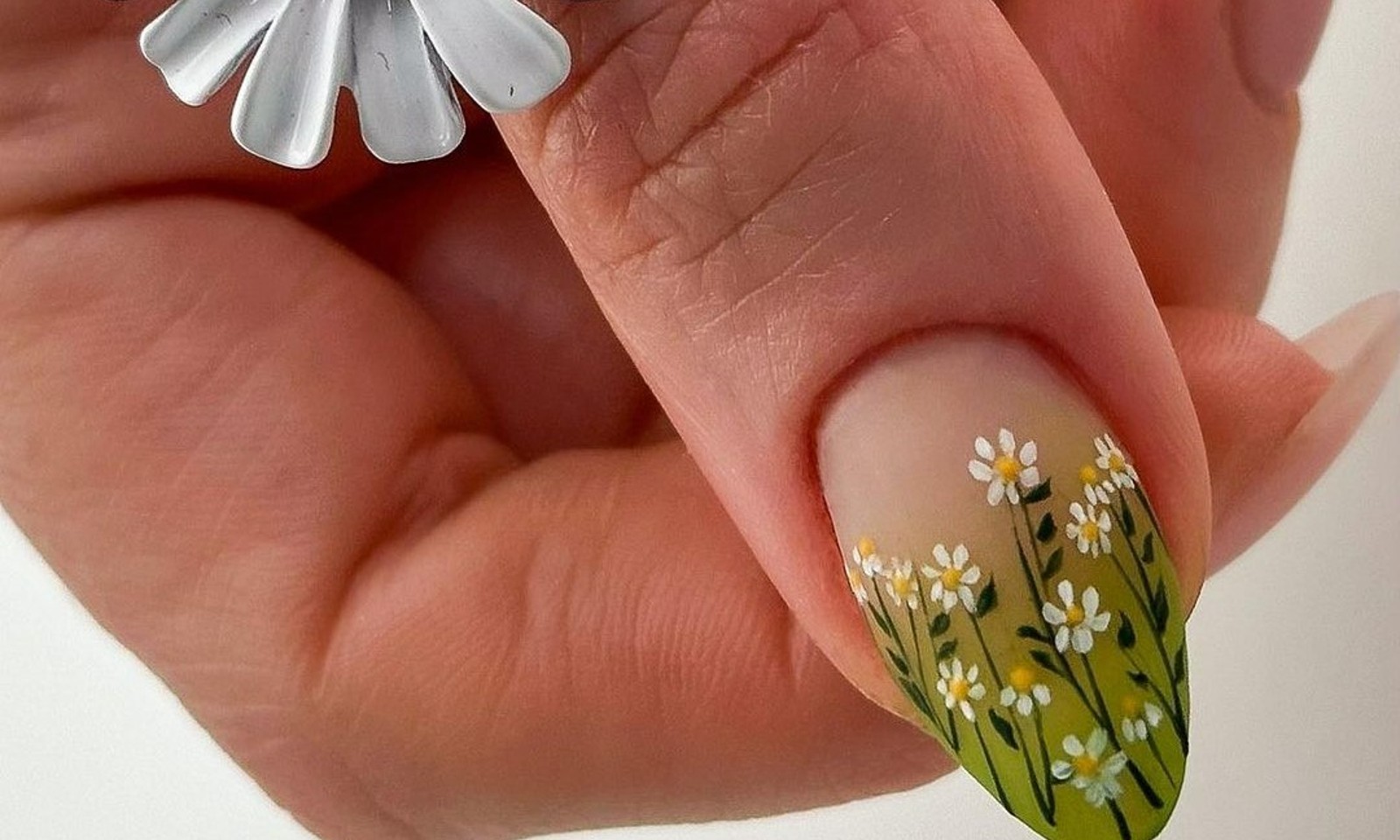 Here Is How You Can Slay Your Summer Floral Nails - VIVA GLAM MAGAZINE™