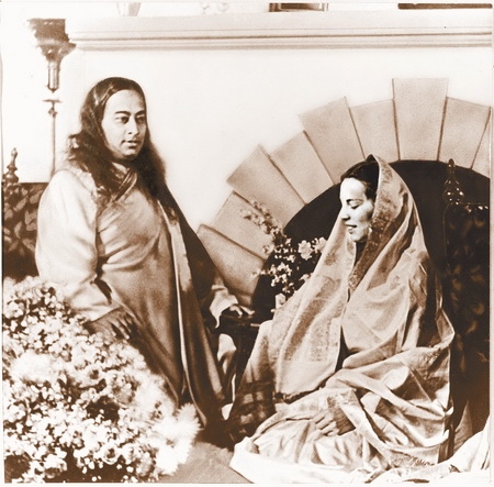 Daya-Mata-with-PY-1939-Hermitage-small.jpg#asset:6617