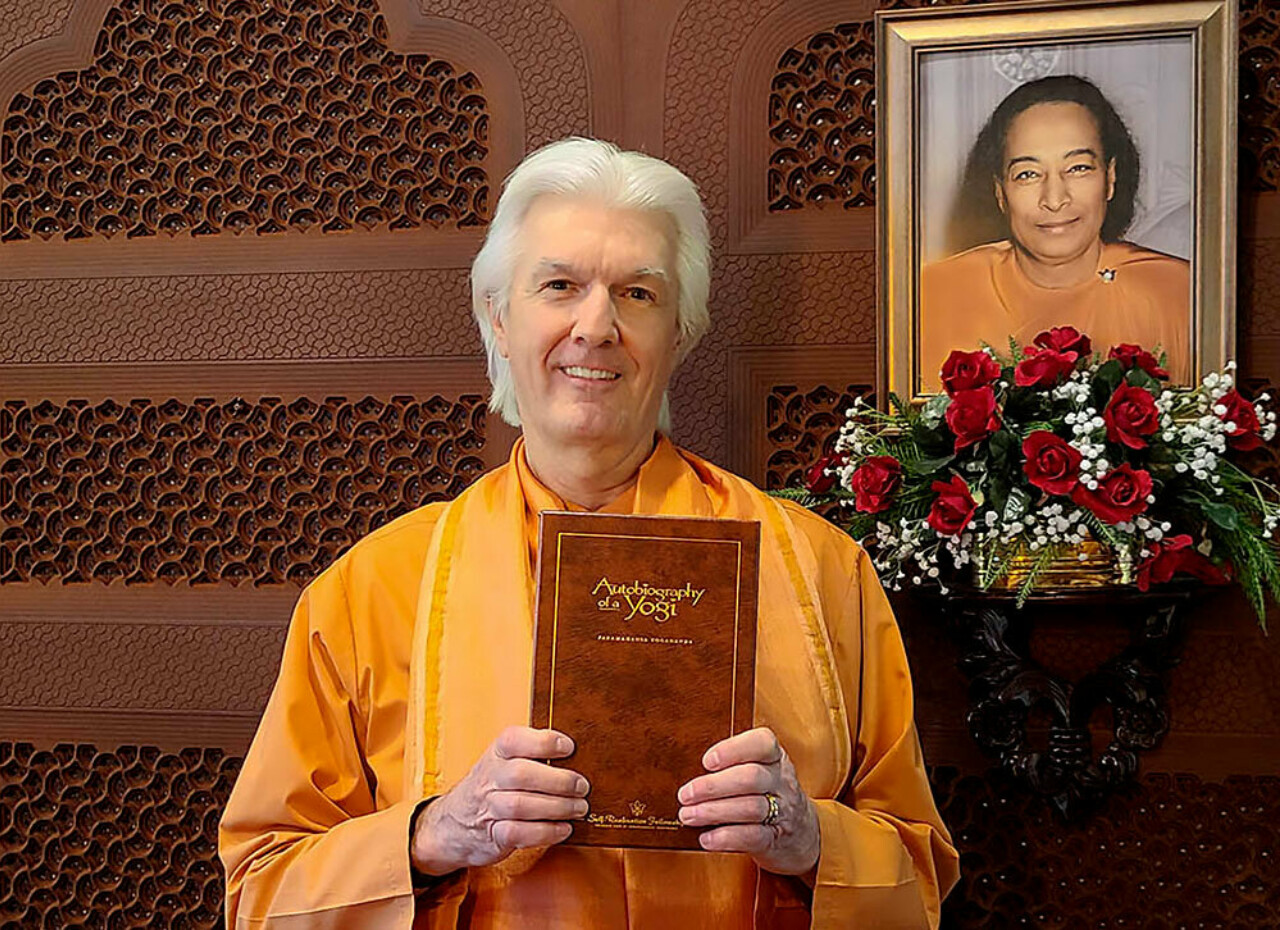 Bro Chidananda with Deluxe AY Book for blog 110521 v2